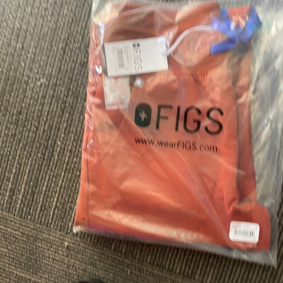 NWT FIGS SCRUB JOGGERS IN AUBURN - Picture 5 of 5